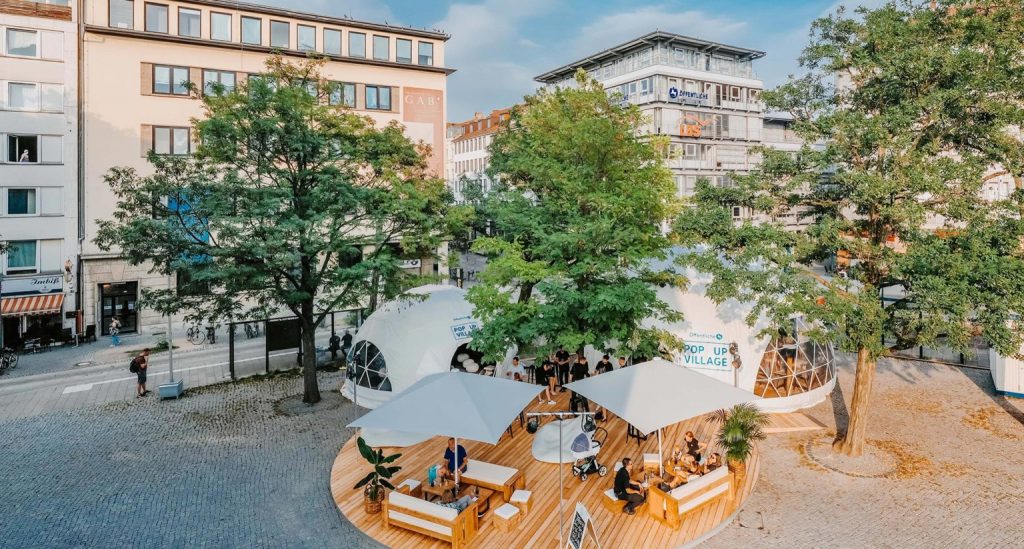 Pop Up Village auf einem öffentlichen Platz