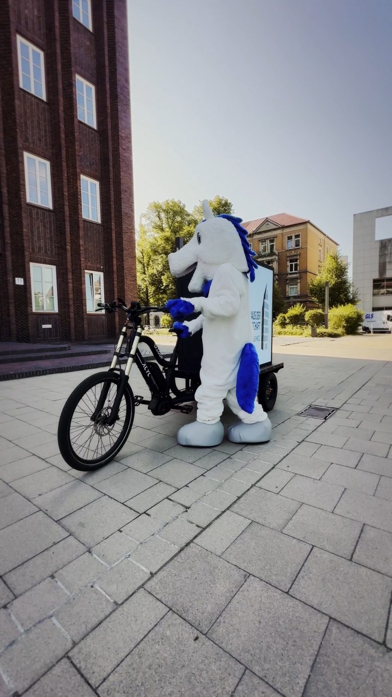 Maskottchen der Öffentlichen Versicherung Braunschweig Öfi vor Haus der Wissenschaft