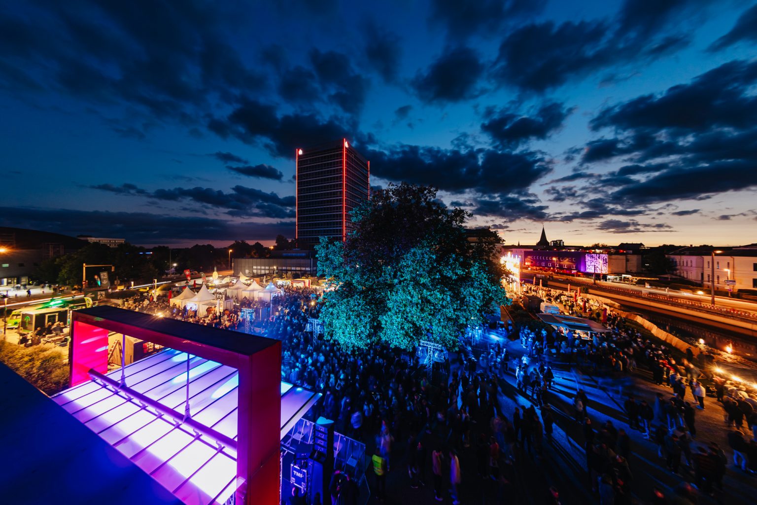 Feierende Menschen bei einem Open Air Festival in Braunschweig auf der Okerinsel
