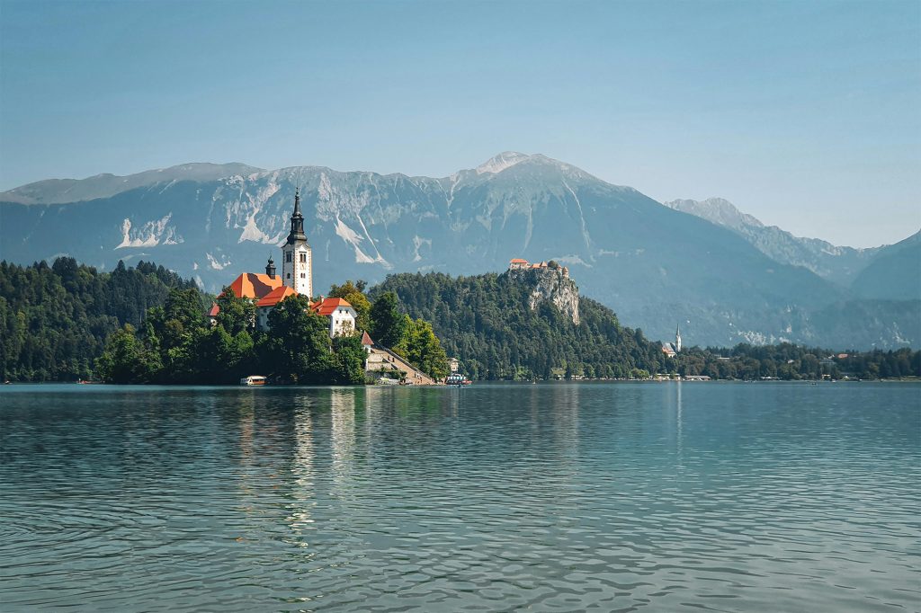 Ein See in Slowenien mit Kirche und Bergpanorama
